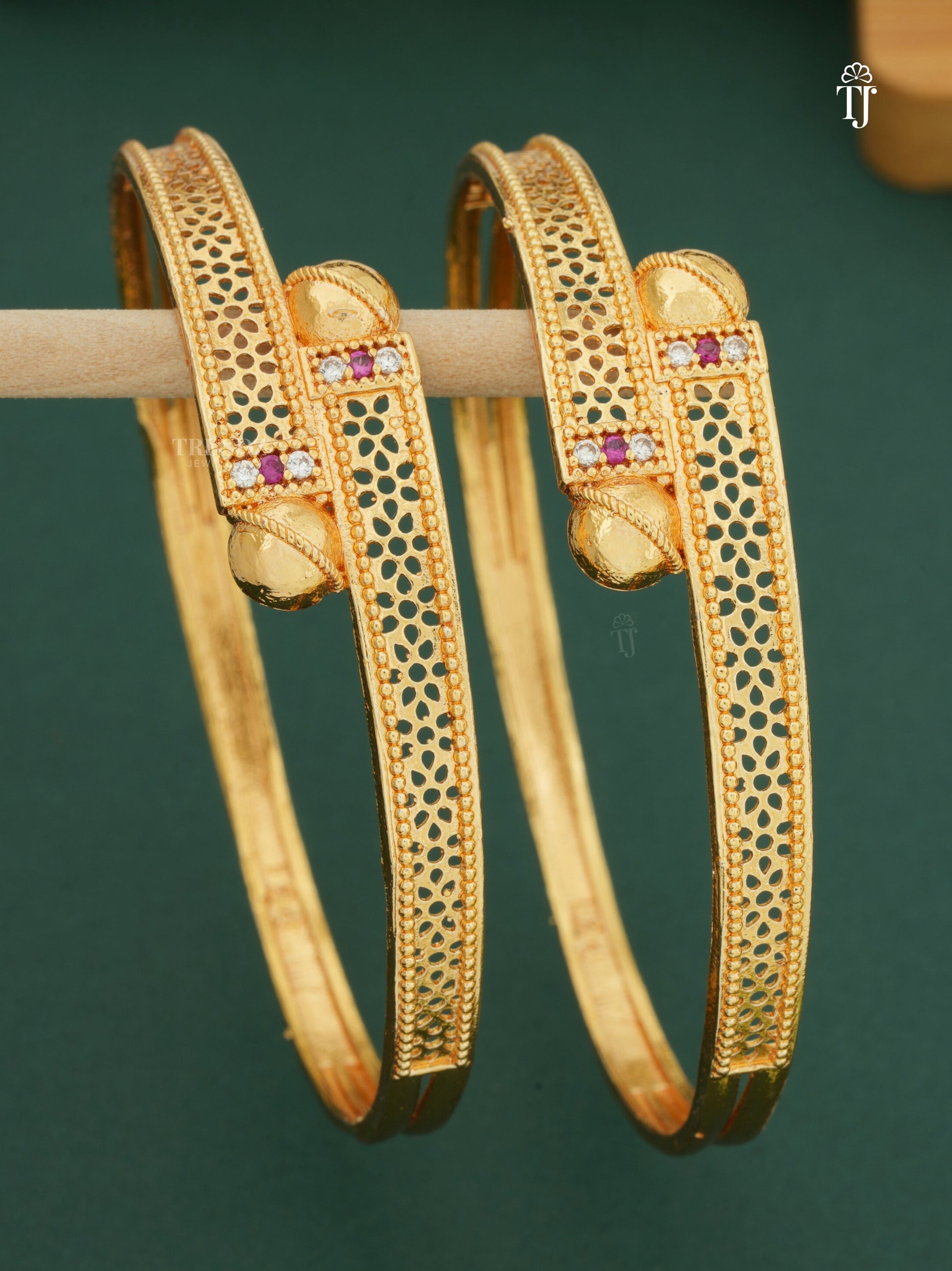 Beautiful Designer Bangles Pack Of 2 Piece (1 Pair)