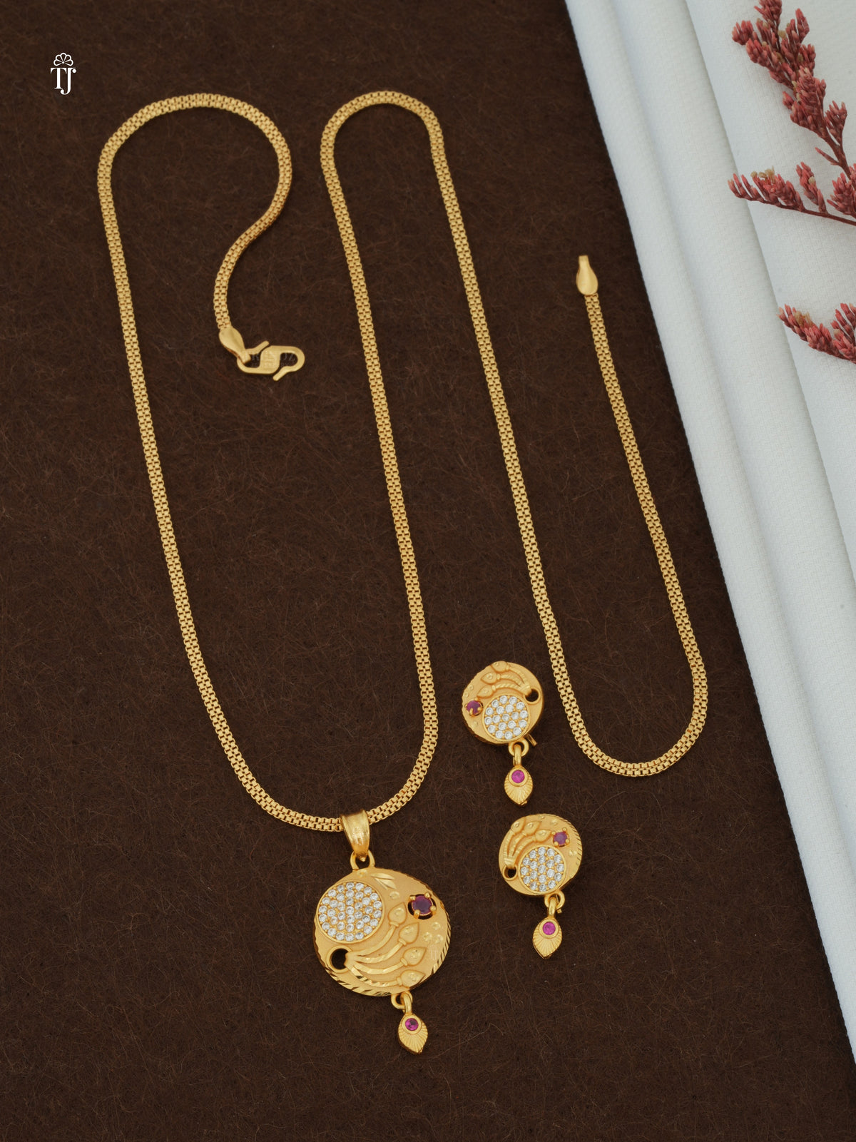 Fashionable Women’s Pendant Set Collection | Buy Latest & Designer Pendant Online