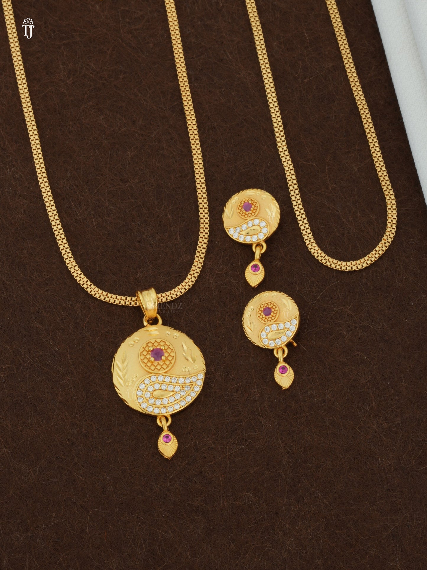 Women Pendant Set Design | Chic Gold-Plated Pendant & Earrings – Finely Detailed Necklace Set