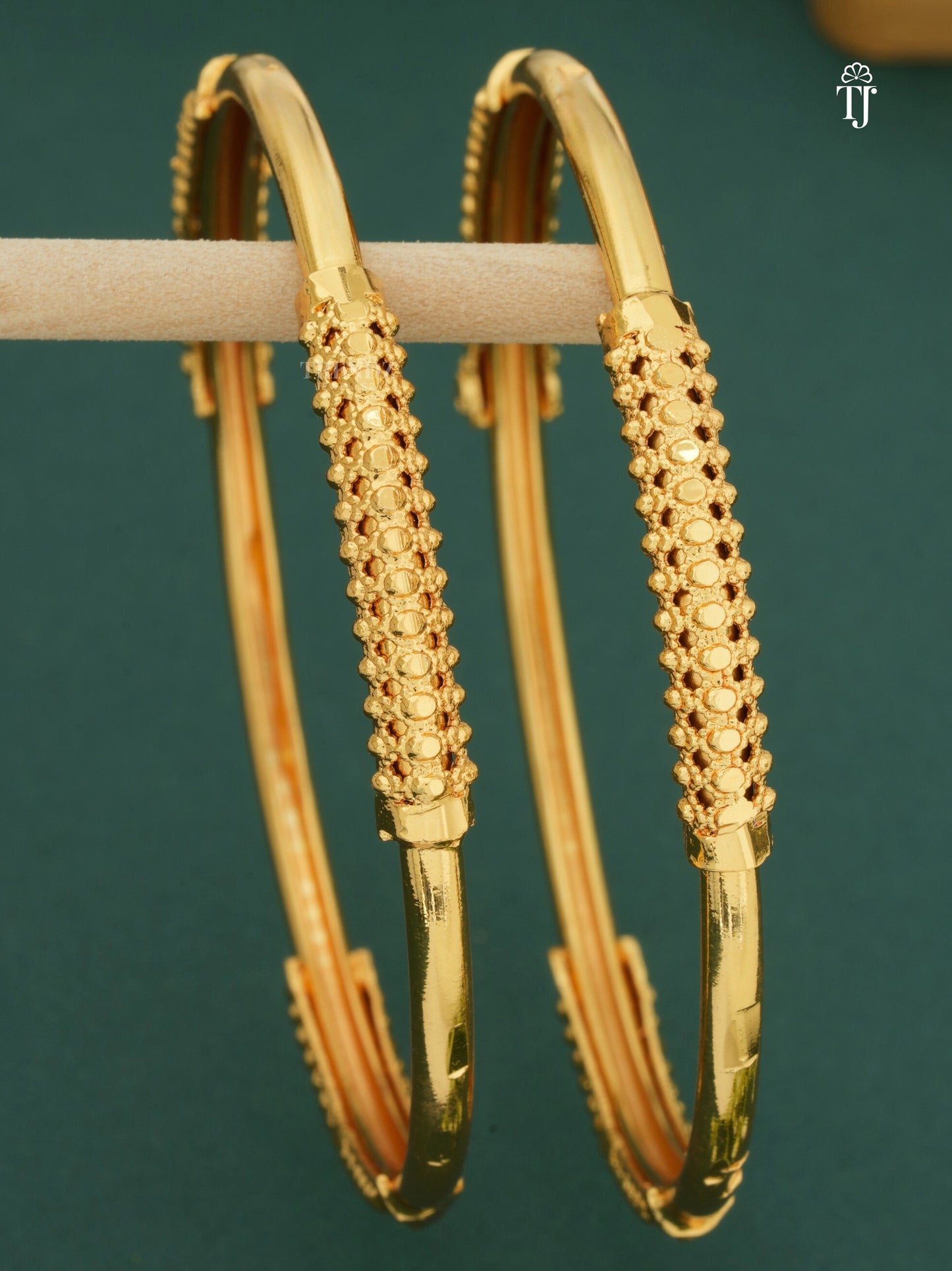 Beautiful Designer Bangles With Forming Gold Plated pack of 2 Piece (1 pair)